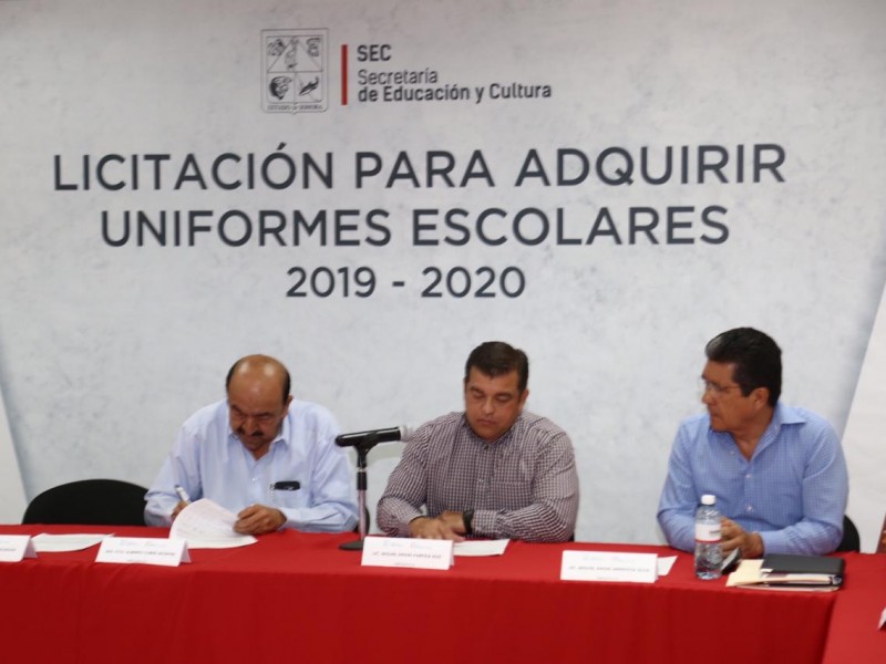 Gana empresa licitación para elaborar uniformes escolares