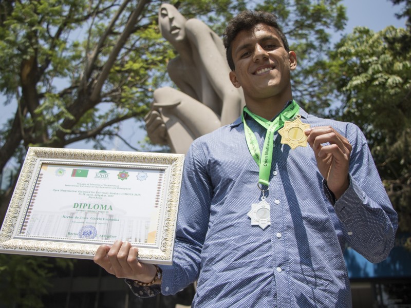 Gana oro en olimpida internacional de matemáticas