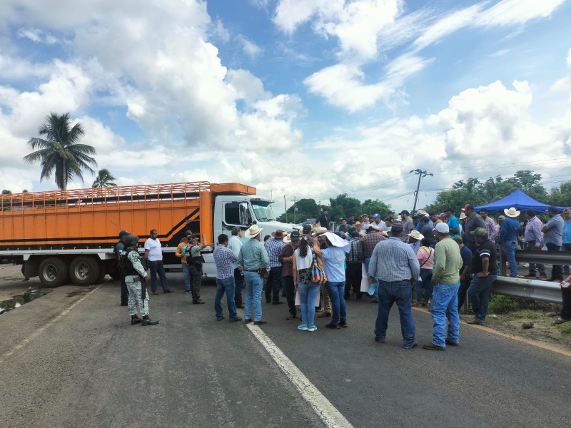 Ganaderos bloquean carretera Cárdenas-Coatzacoalcos por pérdidas millonarias