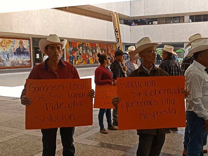 Ganaderos de San Ignacio se plantaron en Palacio de Gobierno