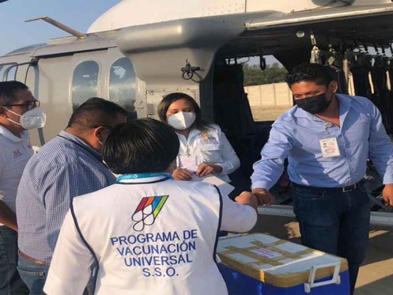 Garantizan inicio de vacunación a maestros pese a bloqueo aeroportuario