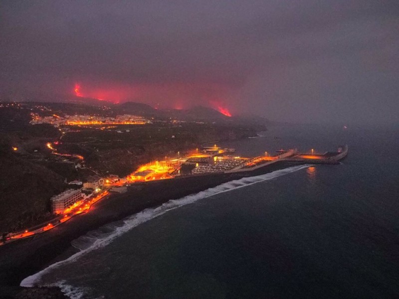 Gases tóxicos por la llegada de lava al mar