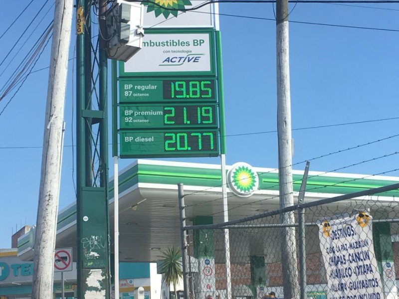 gasolina cerca de los 20 pesos  litro