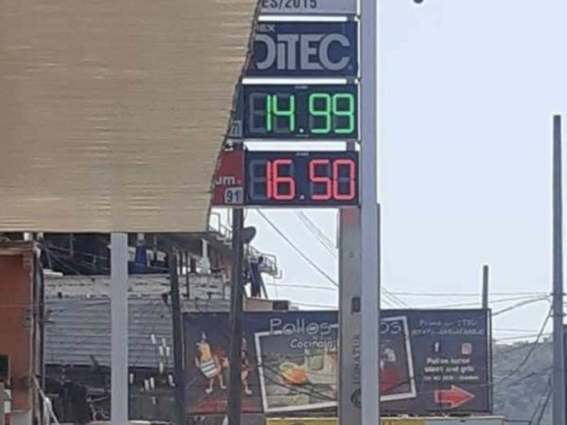 Gasolina magna baja a 14.99 pesos; premium en 15.57