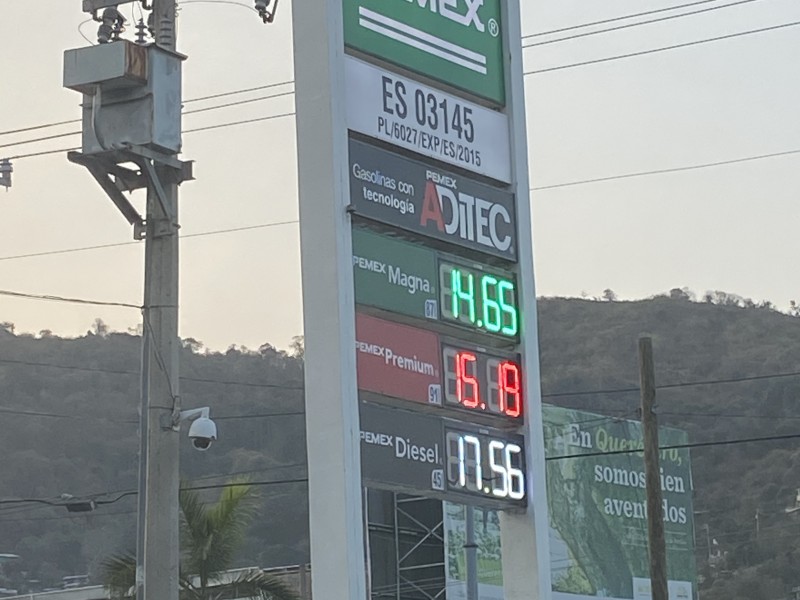 Gasolina premium baja a 15.19 pesos; magna en 14.65