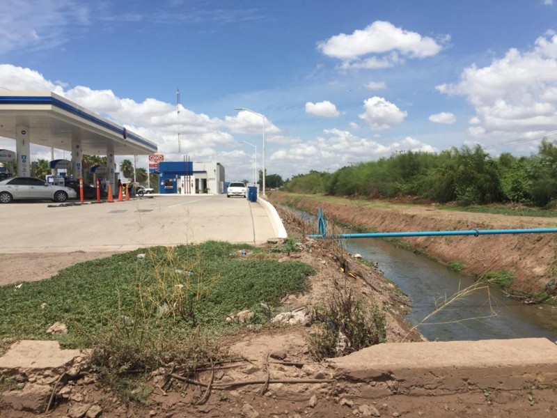 Gasolinera construye sobre derecho de vía del Dren Mochicahui