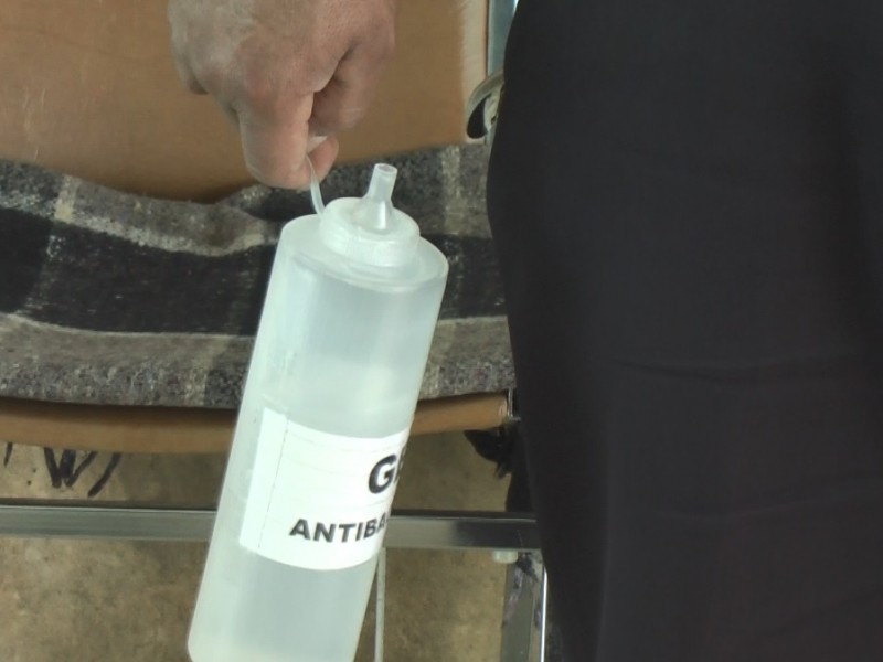 Gel antibacterial, medida de prevención en aeropuerto y central