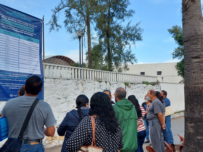 Genera caos cambio de horarios de vacunación en el CUCEI