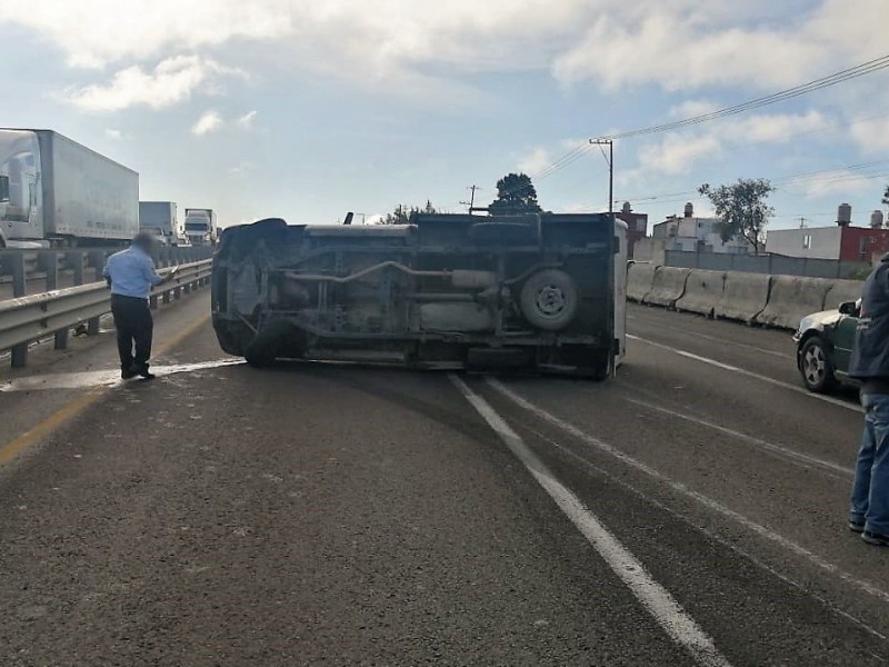 Genera caos vial volcadura de camioneta en la autopista Puebla-Cordoba.