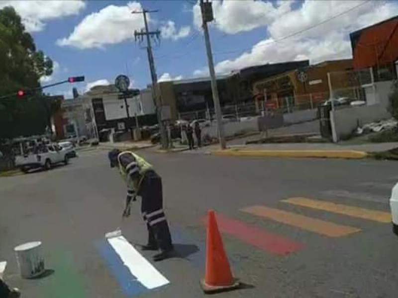 Genera controversia pinta de crucero con colores LGBT