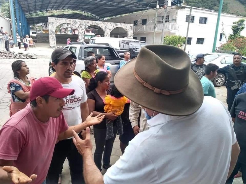 Genera molestia en pobladores entrega de despensas en Atlequizayan