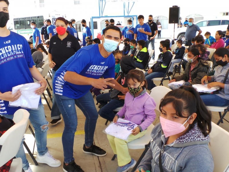 Generales hace felices a infantes que trabajan en las calles