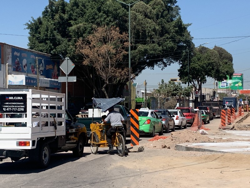 Generan caos vial obras del bulevar Vicente Valtierra.