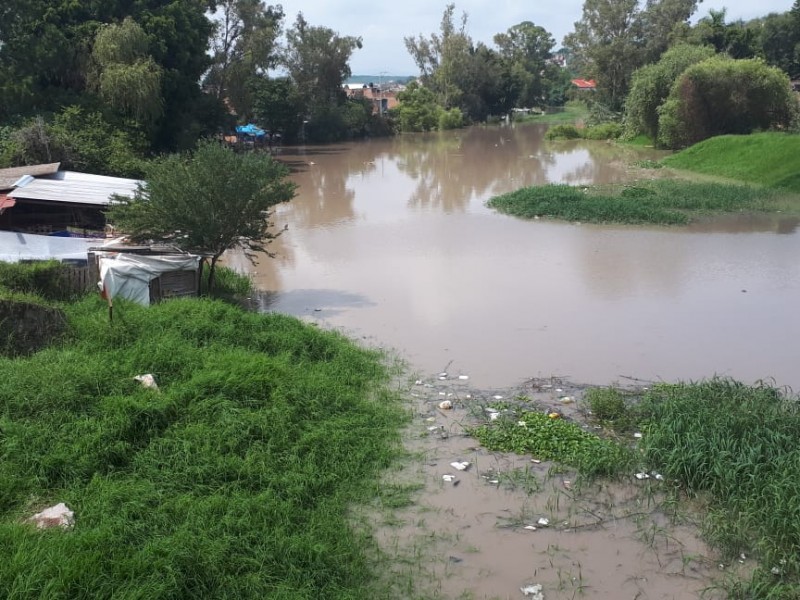 Gente de colonia Malecón temerosa ante río Crecida