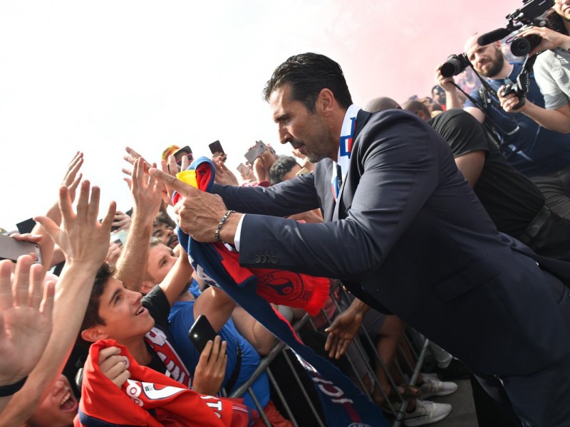 Gianluigi Buffon presentado con el PSG