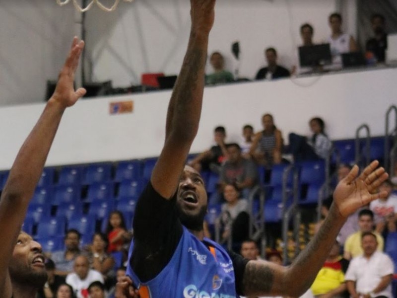 Gigantes aplastan a Zonkeys y toman ventaja