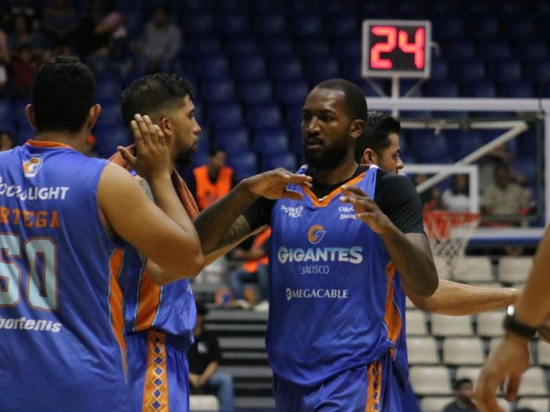 Gigantes ganan y reviven en playoffs