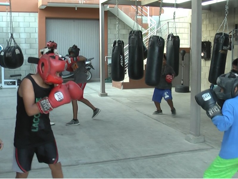 Gimnasio comunitario de box apoya a niños vulnerables