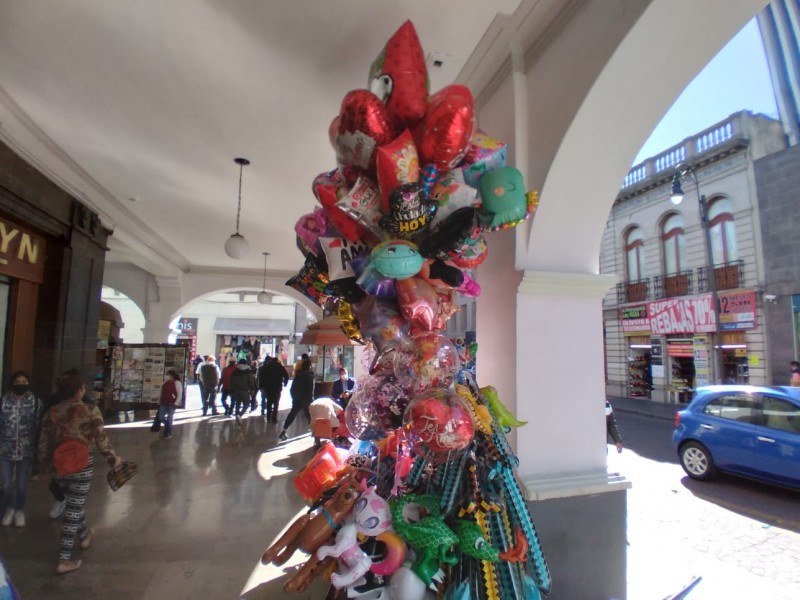 Globeros de Toluca esperan mejoren ventas en San Valentín