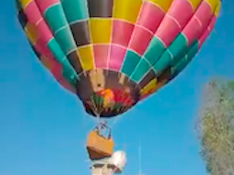 Globo choca con casa en Guanajuato; se lleva el tinaco