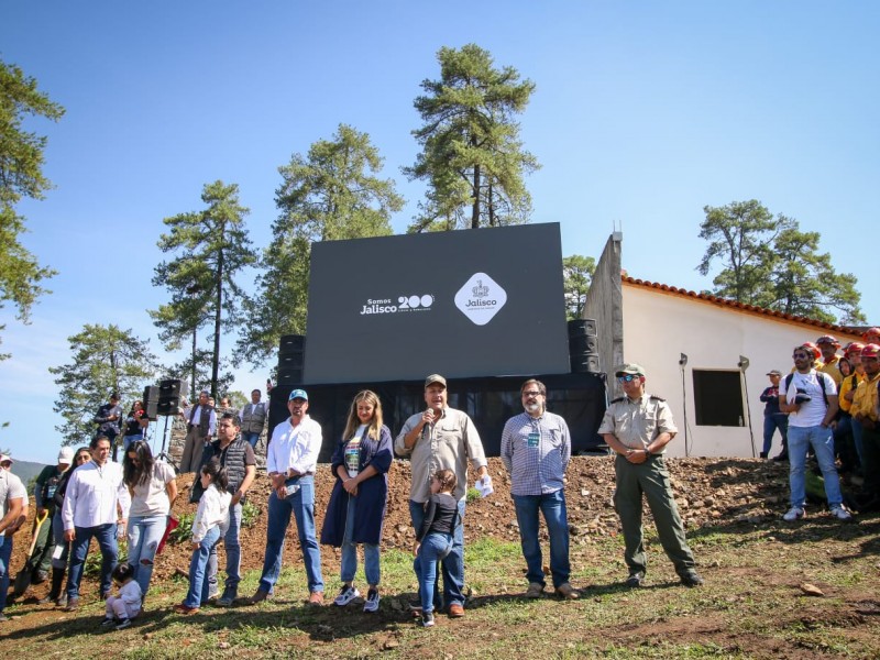 Gobernador arranca reforestación social en Tapalpa