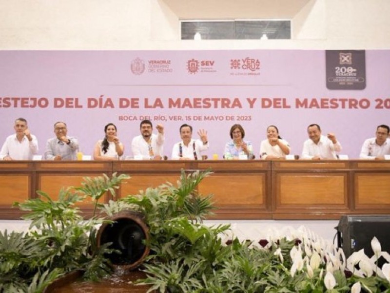 Gobernador confirma entrega de aumento salarial a maestros de Veracruz