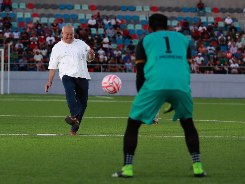 Gobernador da la patada de inicio para el fútbol profesional