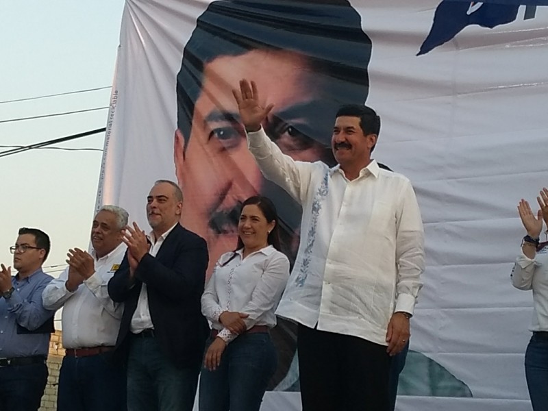 Gobernador de Chihuahua encabezó acto político en Nayarit