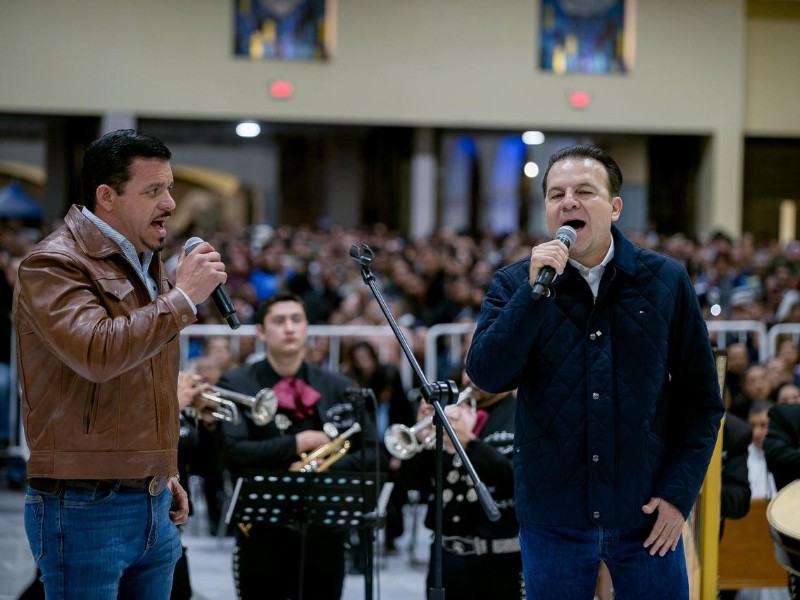 Gobernador de Durango le canta a la Virgen de Guadalupe