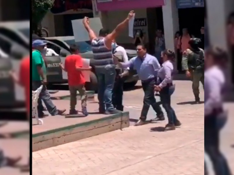 Gobernador de Michoacán encara y empuja a manifestante