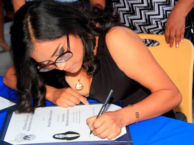 Gobernador de Puebla firmó más de 5 mil títulos educativos