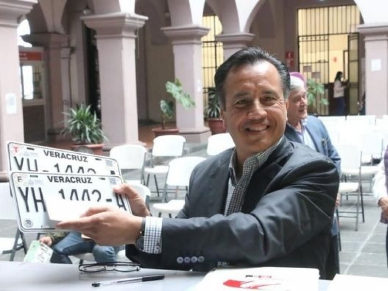 Gobernador dejó para el final su cambio de placas