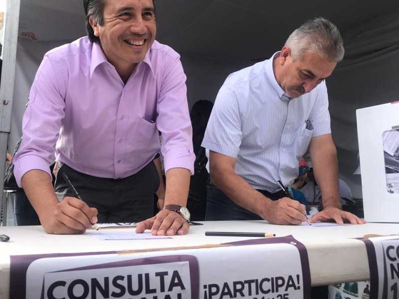 Gobernador electo acude a votar consulta ciudadana