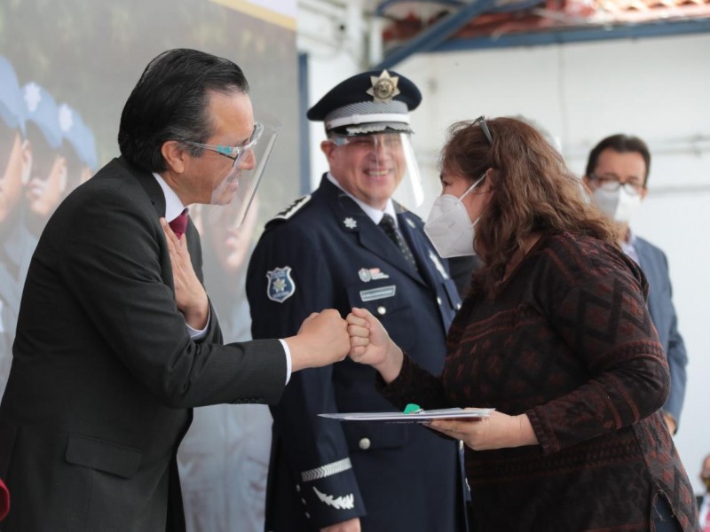 Gobernador entrega 46 viviendas a familiares de policías caídos