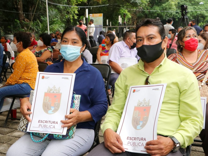 Gobernador entrega 70 escrituras públicas a familias de Tuxtla Gutiérrez