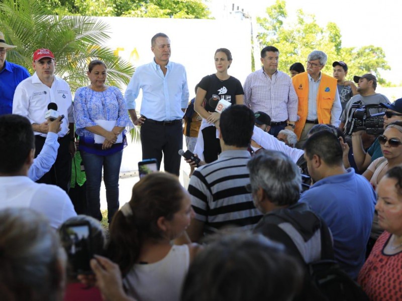 Gobernador entrega apoyos a damnificados del norte.