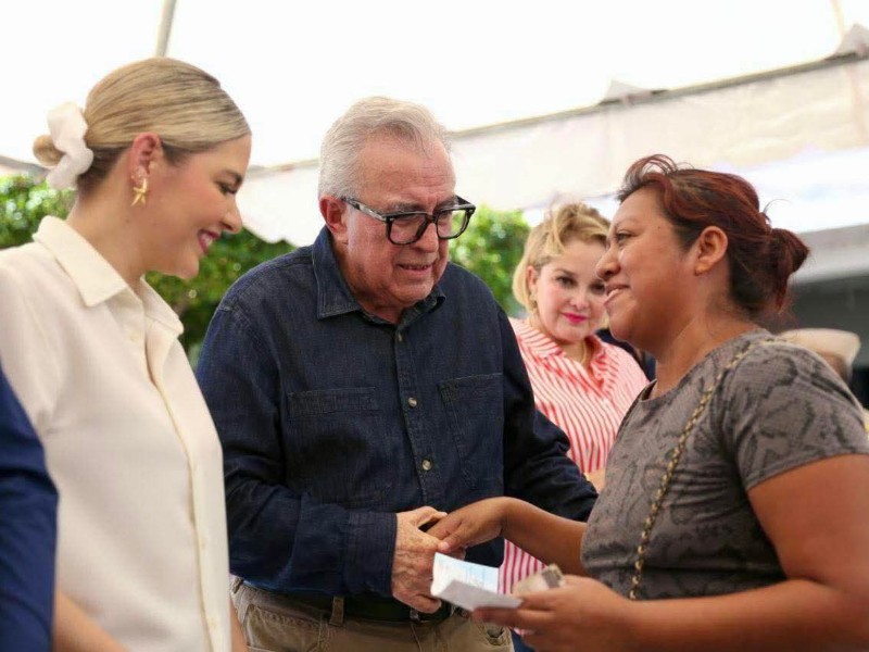 Gobernador entrega apoyos a familias afectadas por Lluvias en Mazatlán
