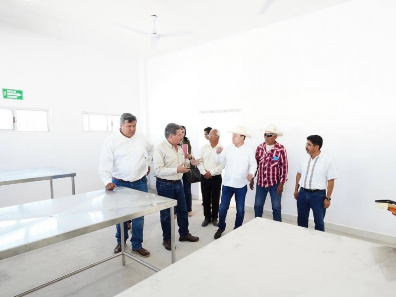 Gobernador entrega obra para desarrollo pesquero