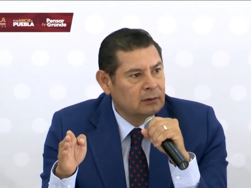 Gobernador llama a universidades a formar más médicos y enfermeras