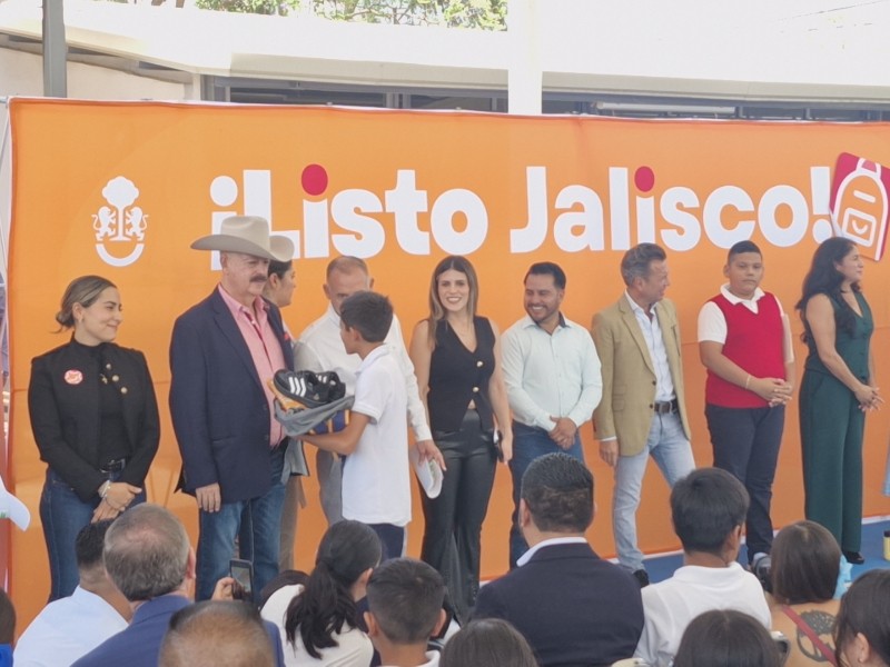 Gobernador Pablo Lemus entregó paquetes escolares en Teuchitlán