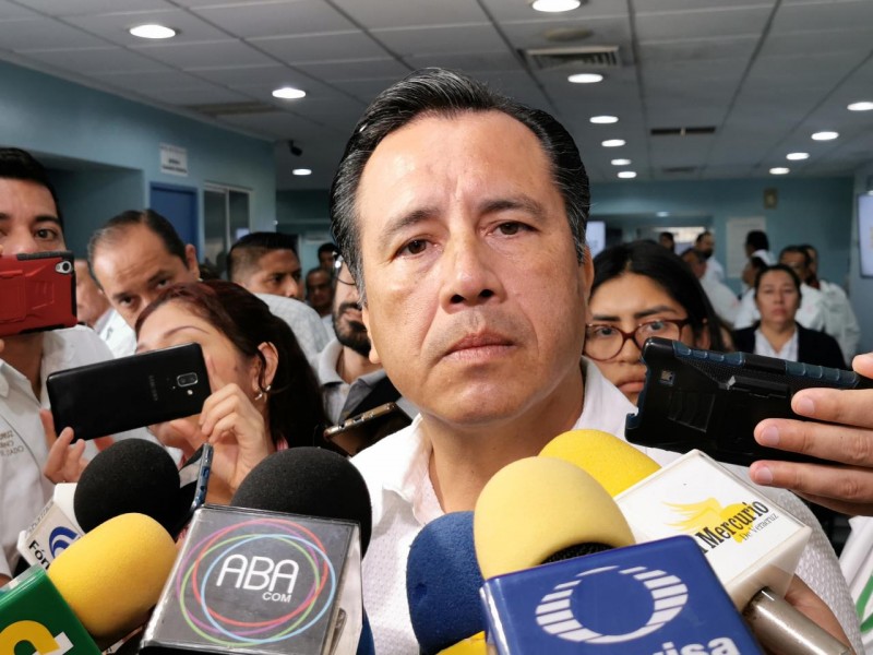 Gobernador reconoce falta de médicos especialistas.