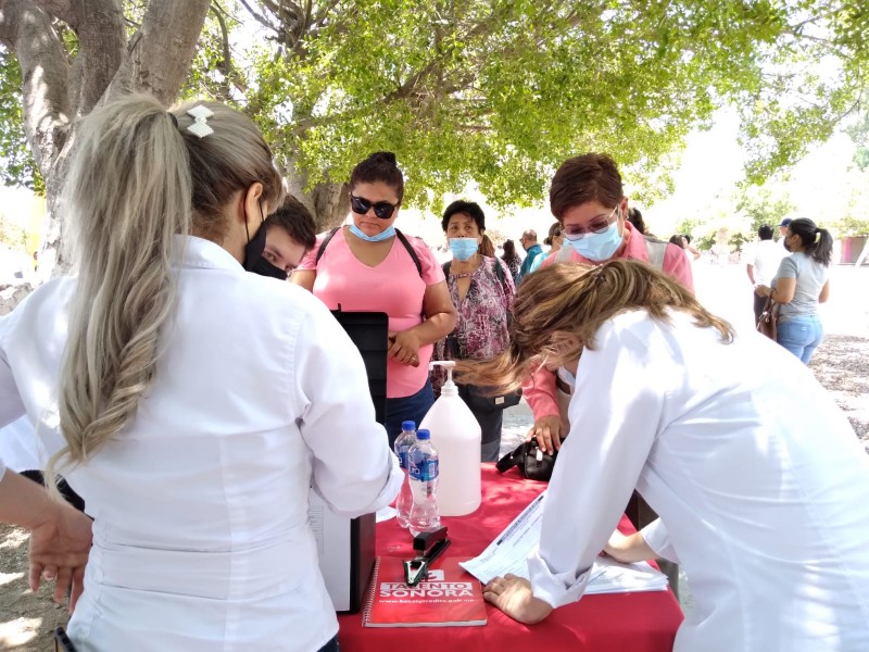 Gobernadora entrega becas y camión escolar en Empalme