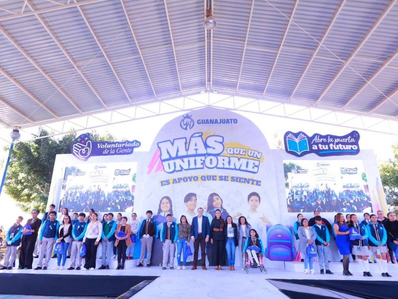 Gobernadora entrega uniformes deportivos en secundarias públicas de Guanajuato