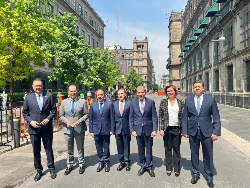 Gobernadores se reúnen con AMLO en Palacio Nacional