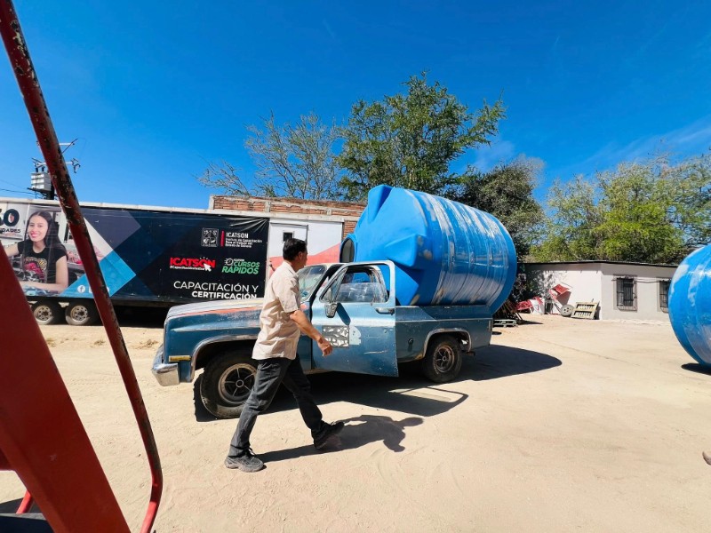 Gobierno de Álamos entrega tinacos ante crisis de agua