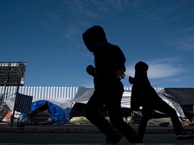 Gobierno de Biden habilita centro de convenciones para menores inmigrantes