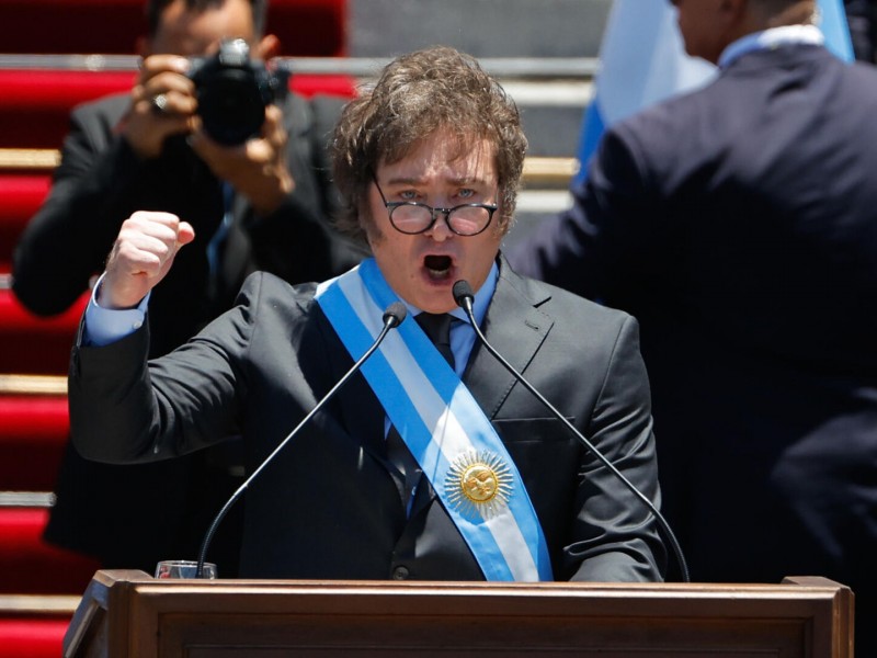 Gobierno de Milei devalúa la moneda argentina más de 50%