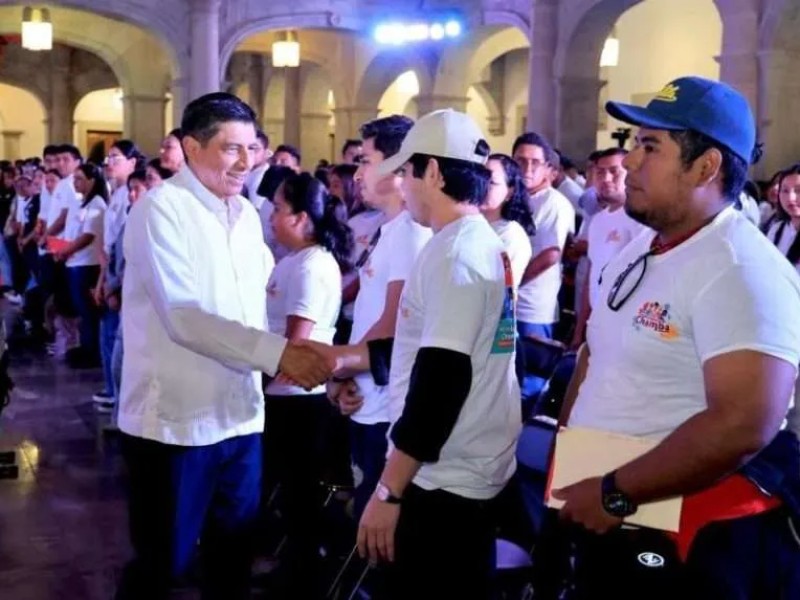 Gobierno de Oaxaca entrega 1,500 tarjetas del programa “Mi Primera Chamba”