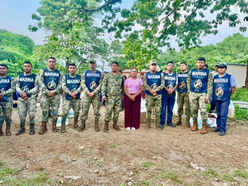 Gobierno de Tehuantepec y SEMAR entregan apoyos en agencias afectadas