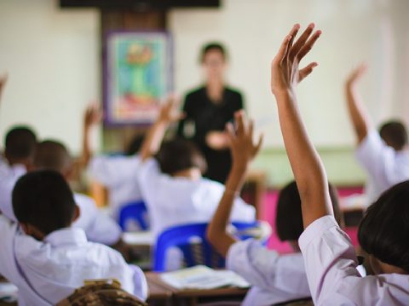Gobierno de Trump busca eliminar ayuda educativa a indocumentados